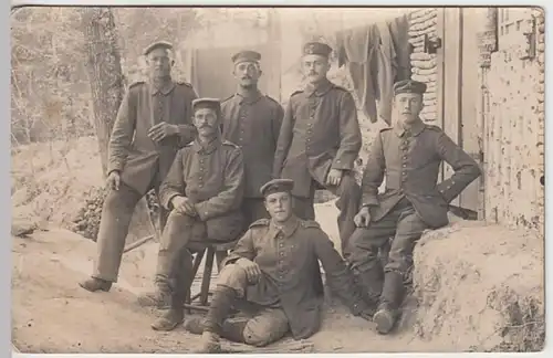 (21983) Foto AK Militaria, Soldaten vor Unterstand, Feldpost 1915