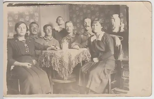 (21975) Foto AK Militaria, Soldaten am Tisch mit jungen Frauen 1914-18