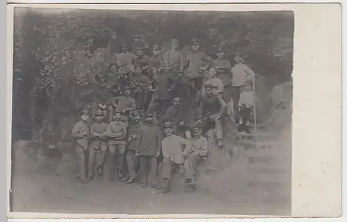 (21962) Foto AK Militaria, Soldaten, Gruppenbild am Felsen 1914-18