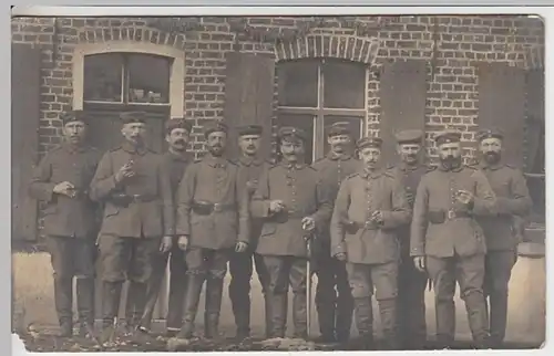 (21961) Foto AK Militaria, Soldaten, Gruppebild vor Gebäude 1914-18