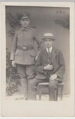 (21943) Foto AK Militaria, Soldat u. junger Mann mit Strohhut 1914-18