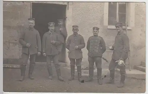 (21939) Foto AK Militaria, Soldaten vor Haus, Feldpost 1918