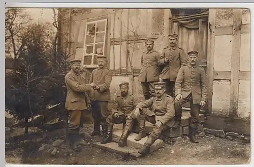 (21898) Foto AK Militaria, Soldaten vor Fachwerkhaus 1914-18