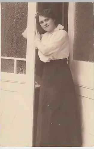 (21838) Foto AK junge Frau an Wohnungstür, Else 1917