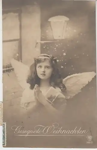 (21392) Foto AK Weihnachten, kleiner Engel mit Geschenk 1920