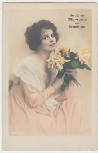 (20570) Foto AK Geburtstag, junge Frau mit Rosenstrauß, vor 1945