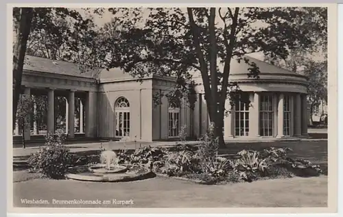 (20292) Foto AK Wiesbaden, Brunnenkolonnade, vor 1945