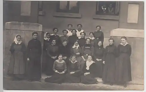 (19896) Foto AK Gruppenbild Frauen vor Gebäude, vor 1945