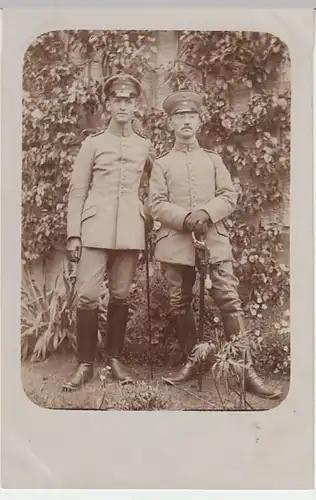 (19795) Foto AK Militaria, Zwei Soldaten mit Säbel 1914-18