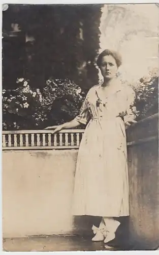 (19772) Foto AK junge Frau vor Blumen, Stempel Bremen 1921