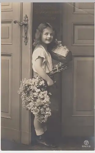 (19539) Foto AK Geburtstag, Mädchen mit Fliederstrauß, vor 1945