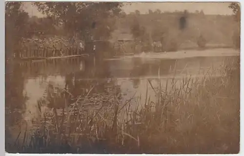 (19039) Foto AK Soldaten beobachten Wettschwimmen, Feldp. 1916