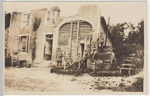(18689) Foto AK Soldaten I. WK vor Unterkunft, Ort unbekannt, bis 1918