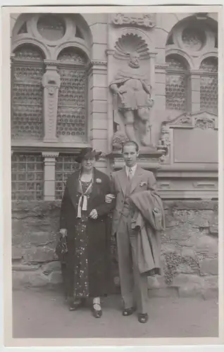 (18033) Foto AK Heidelberg, Paar im Schlosshof 1936