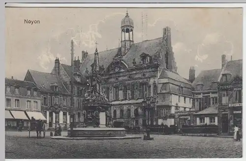 (17175) AK Noyon (Oise), La Fontaine, Feldpost 1915