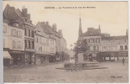 (17174) AK Noyon (Oise), La Fontaine et la rue des Merciers, Feldpost 1914