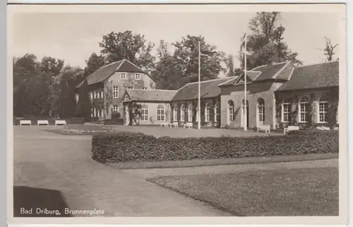 (16930) Foto AK Bad Driburg, Brunnenplatz 1953