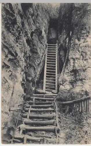 (16175) AK Sä. Schweiz, Pfaffenstein, Aufstieg durchs Nadelöhr, vor 1945