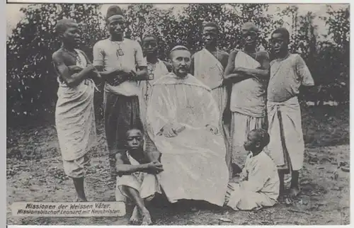 (16026) AK Missionsbischof Leonard mit Neuchristen, Afrika, vor 1945