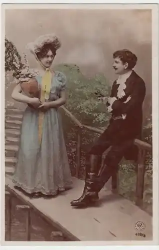 (14933) Foto AK Paar auf Steg, Dame mit Vase im Arm 1910