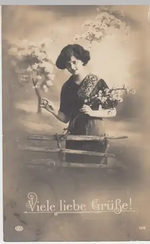 (14849) Foto AK Junge Frau mit Blüten, Viele liebe Grüße! 1914