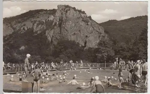 (13709) Foto AK Bad Münster a. Stein, Schwimmbad, Sonderstemp. 1958