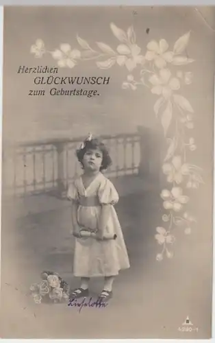 (13228) Foto AK Geburtstag, Mädchen mit Papierrolle u. Rosen 1918