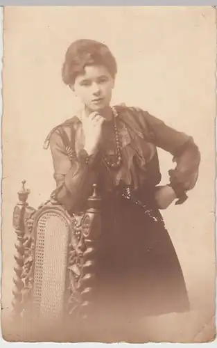 (8804) Foto AK Junge Frau mit Perlenkette, Porträt, vor 1945