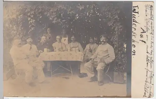 (12765) Foto AK Soldaten im Biergarten 1914