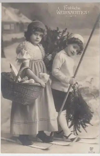 (12125) Foto AK Weihnachten, Kinder mit Geschenkekorb auf Skier 1912