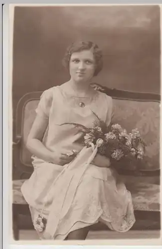 (10990) AK junge Frau mit Blumen, Fotograf Dessau 1920er