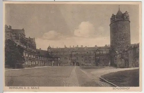 (10672) AK Bernburg a.S., Schlosshof vor 1945