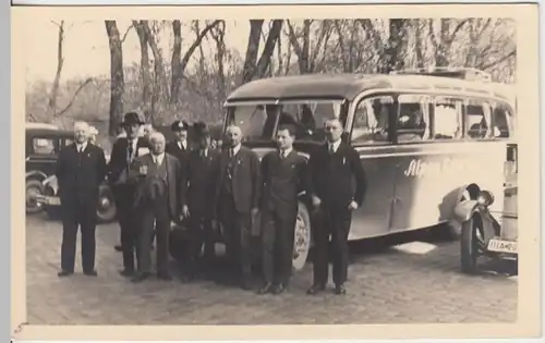 (10646) AK Männer vor Omnibus >Alpen-Express