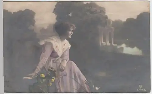 (10430) AK junge Frau mit Blumen, Kabinettfoto coloriert 1918