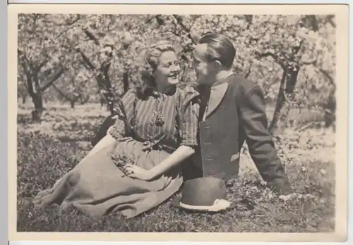 (10408) AK Liebespaar unter blühenden Bäumen vor 1945