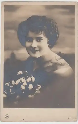 (9734) Foto AK Junge Frau mit Rosen, vor 1945