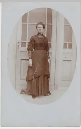 (9575) Foto AK Dame vor Haustür, vor 1945