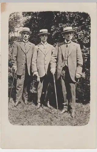 (9499) Foto AK Drei Männer mit Stock und Hut, Armbinde, vor 1945