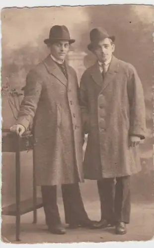 (9497) Foto AK Zwei Herren mit Hut und Mantel, vor 1945