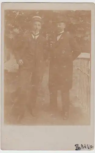 (9424) Foto AK Zwei Herren im Garten, vor 1945