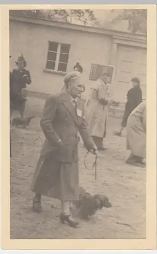 (9398) Foto AK Ältere Dame auf Dackelschau, vor 1945