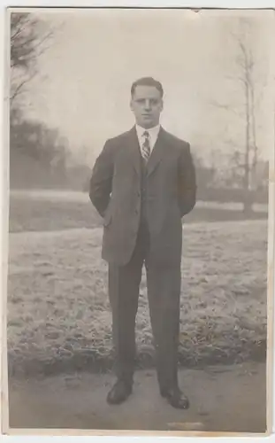 (9387) Foto AK Mann im Anzug im Park, vor 1945