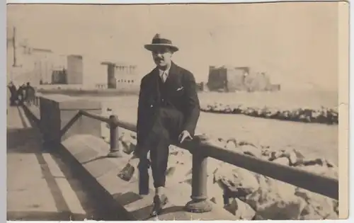 (8612) Foto AK Neapel, Napoli, Mann auf Geländer am Meer 1924
