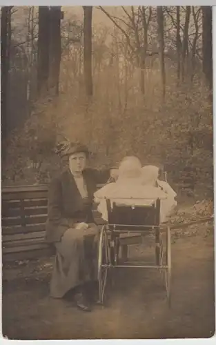 (8324) Foto AK Junge Frau, Kinderwagen, Hofgarten 1913
