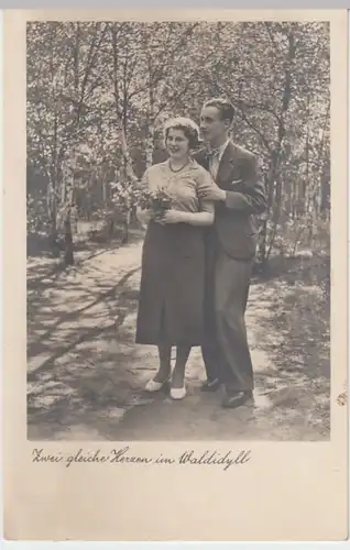 (8252) Foto AK Paare, Zwei gleiche Herzen im Waldidyll, vor 1945