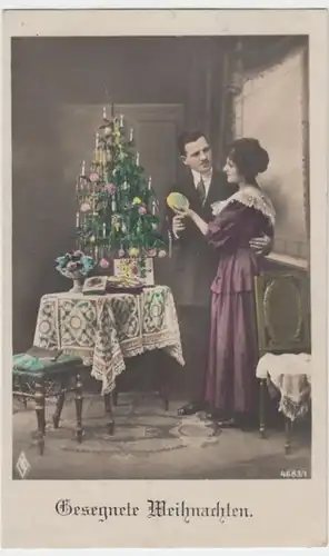 (7399) AK Weihnachten, Paar vor kleinem Weihnachtsbaum, vor 1945
