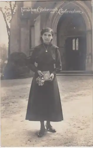 (7356) Foto AK Konfirmation, Junge Frau vor Kirche, bis 1922