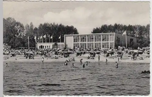 (7076) Foto AK Grömitz, Strand, Kurmittelhaus 1963