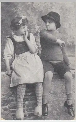 (5433) AK Kinder, Junge und Mädchen auf Mauer, Feldpost 1914-18