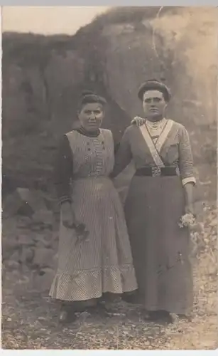 (5349) Foto AK Zwei Frauen, am Steinbruch? vor 1945